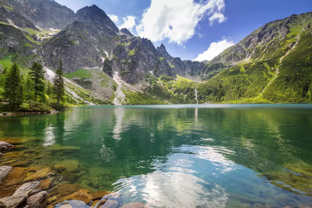 Łatwe szlaki w Tatrach. Gdzie warto się wybrać na początek?
