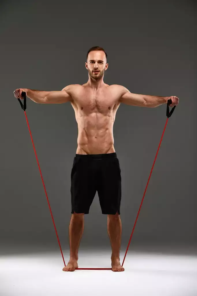 ćwiczenia z gumami oporowymi - unoszenie ramion