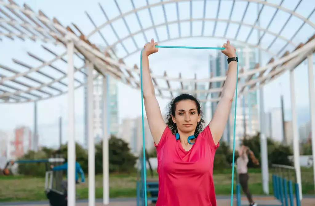 wyciskanie nad głowę z gumą oporową