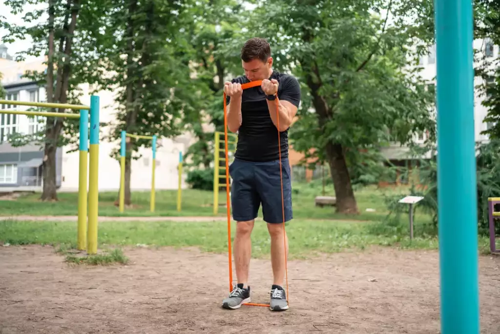 guma oporowa - bicep curl