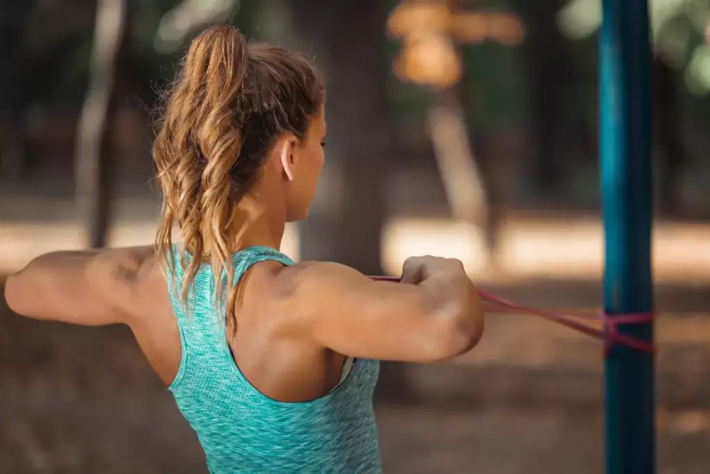 gumy oporowe ćwiczenia - face pull