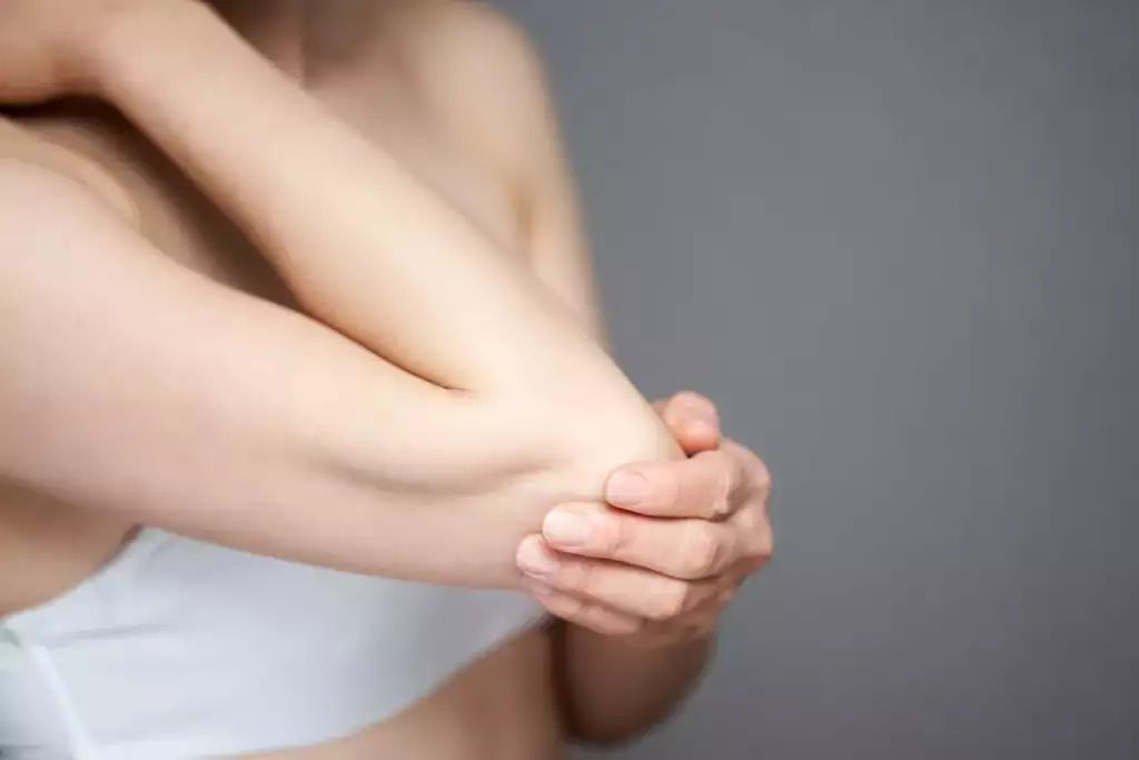 łokieć golfisty - objawy