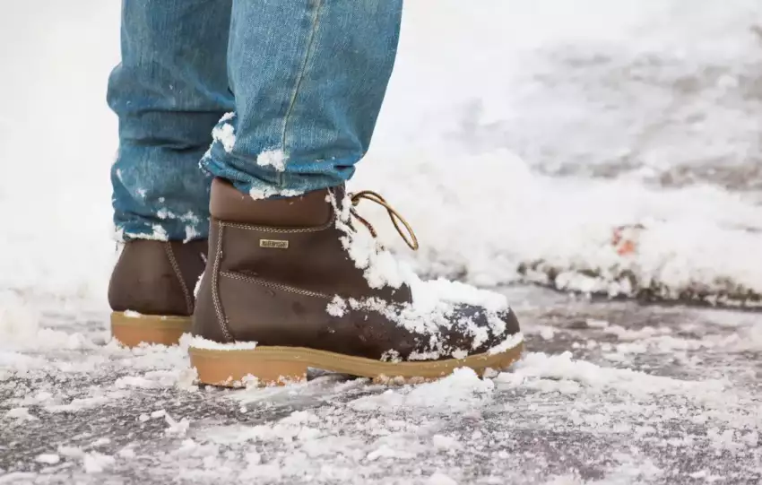 jak chronić buty przed śniegiem i deszczem