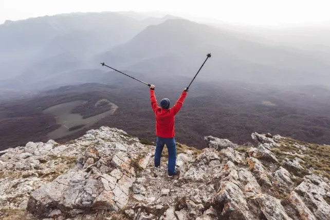 jak chodzić z kijami trekkingowymi