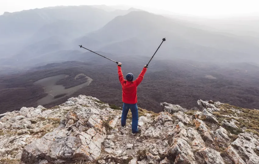 jak chodzić z kijami trekkingowymi