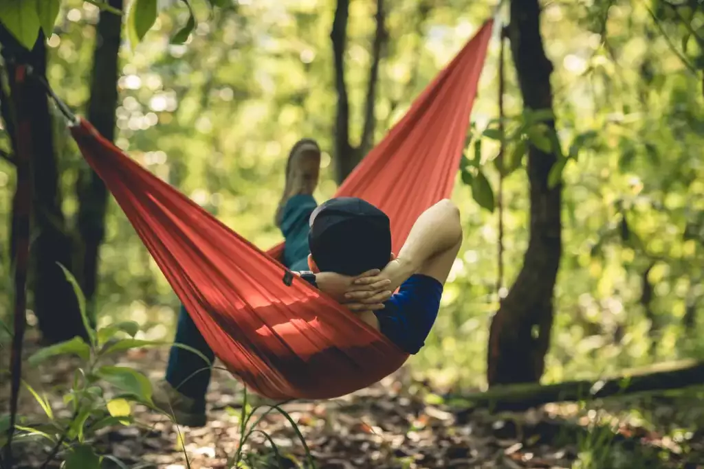 jak spać w hamaku