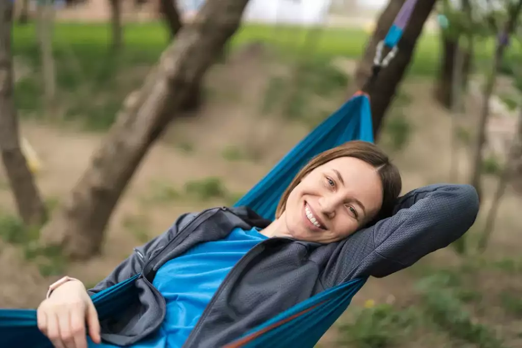 spanie w hamaku