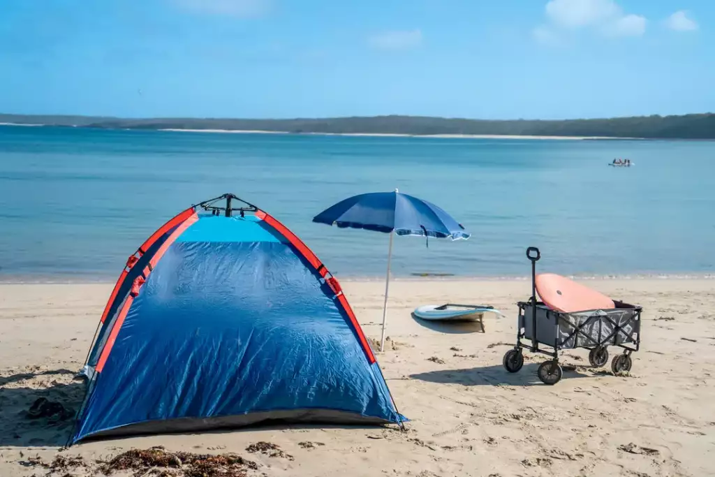 czy można rozbić namiot na plaży