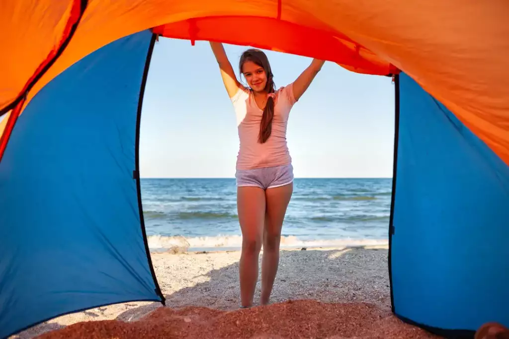 czy można rozbić namiot na plaży