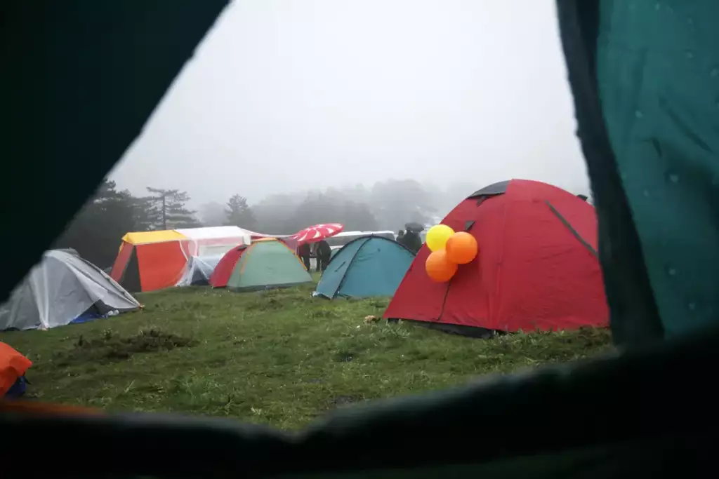 zabezpieczenie namiotu przed deszczem