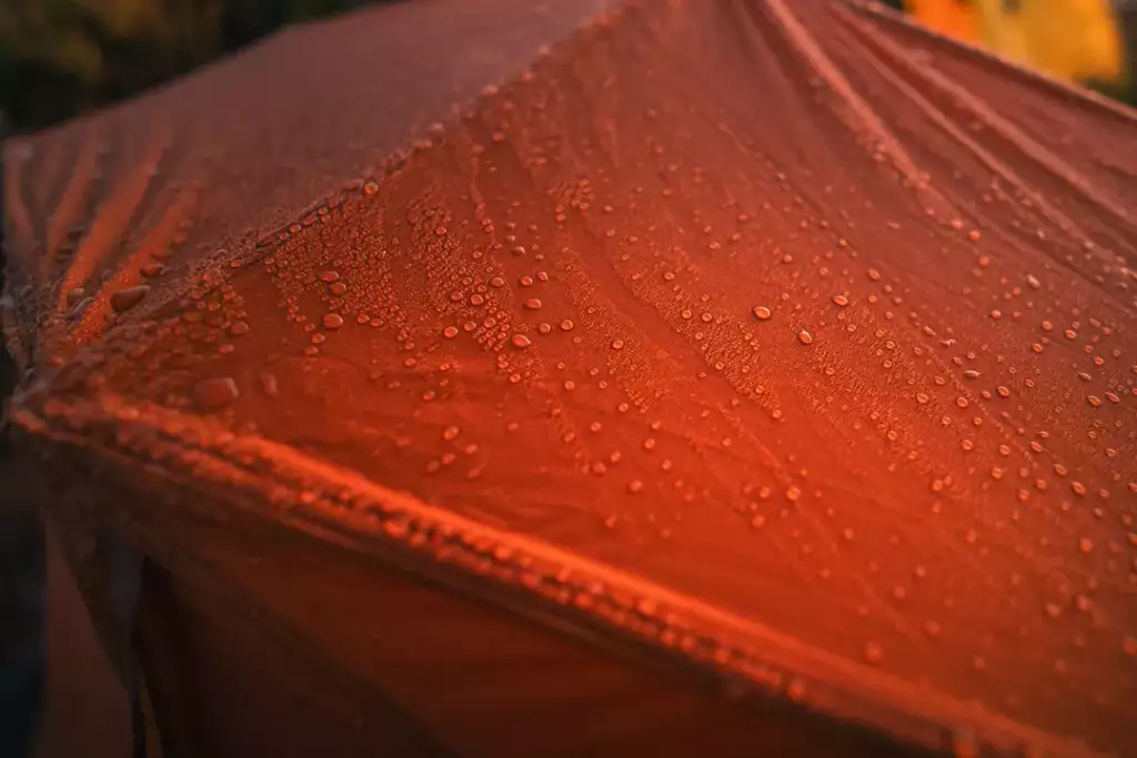 jak zabezpieczyć namiot przed deszczem