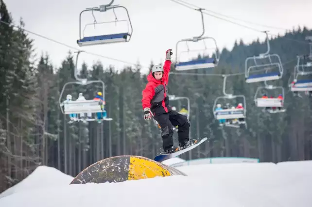 czym się różni kurtka narciarska od snowboardowe