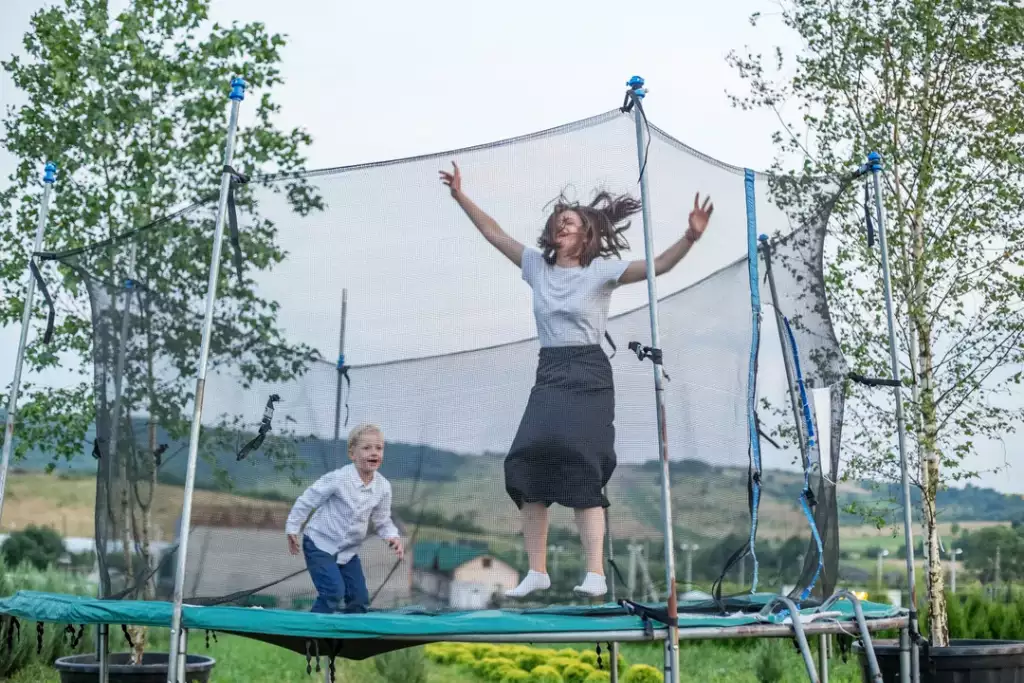 jaką trampolinę ogrodową wybrać