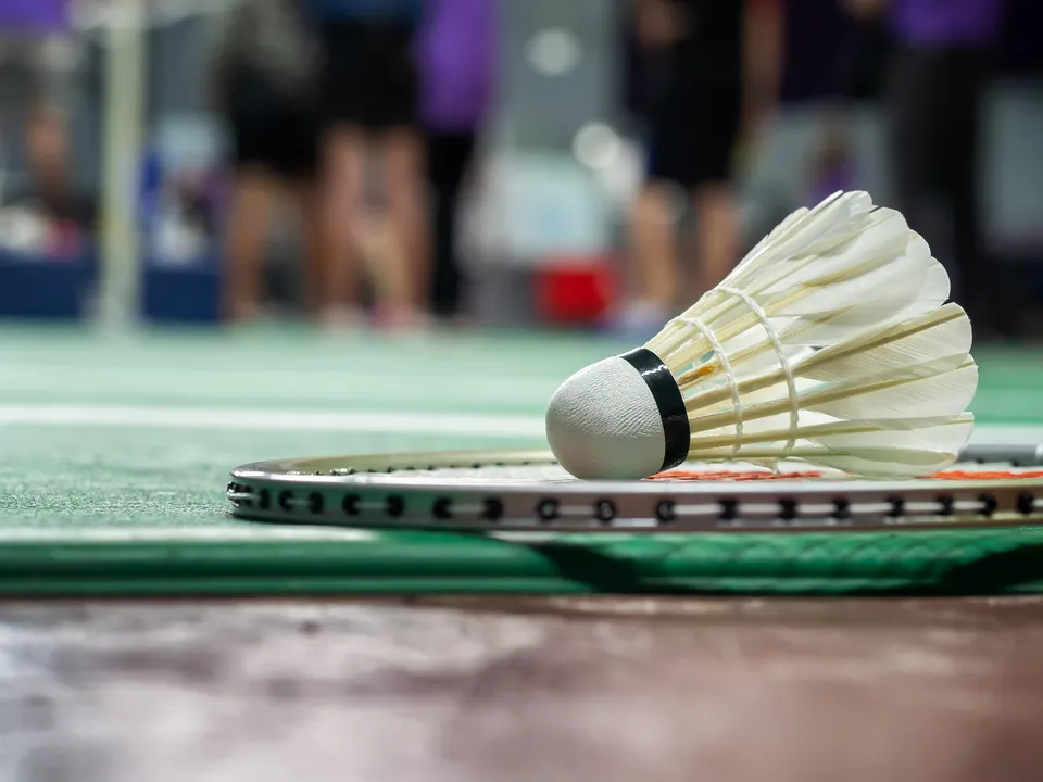 gra w kometkę a badminton