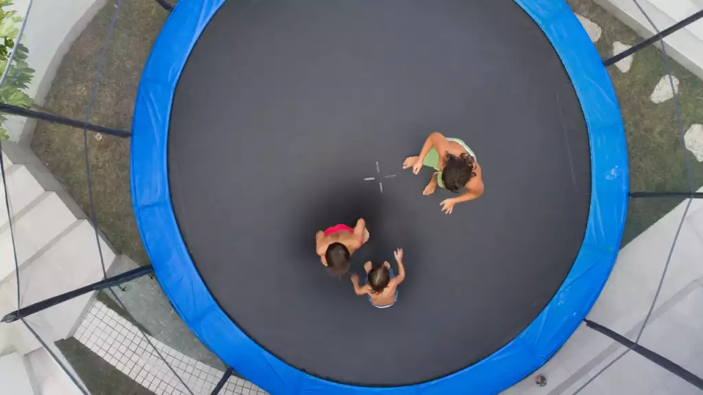 co daje skakanie na trampolinie