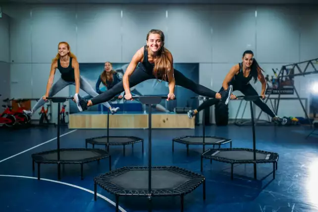 co daje skakanie na trampolinie