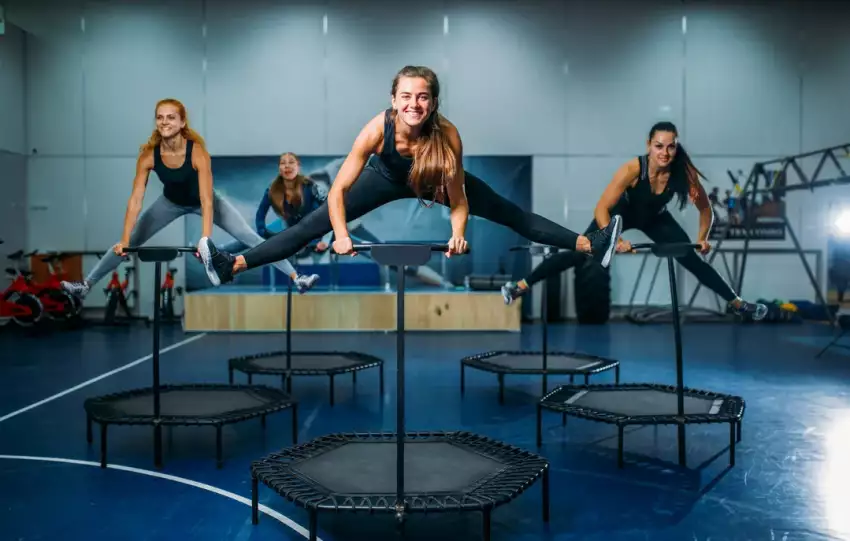co daje skakanie na trampolinie