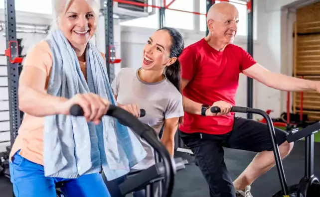 jaki sprzęt do ćwiczeń dla seniora