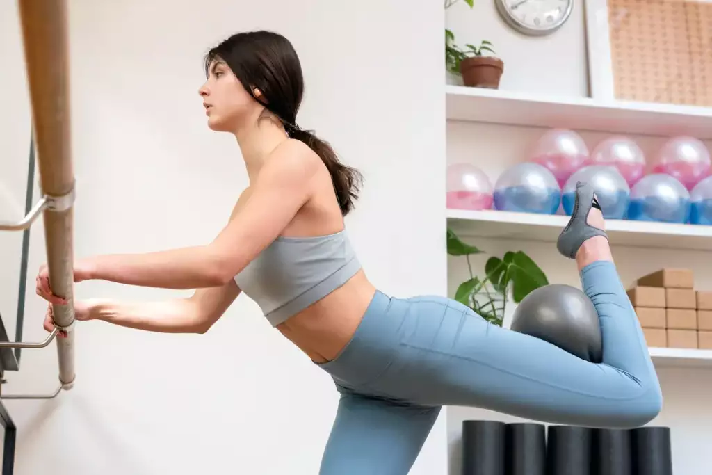 pilates przy ścianie