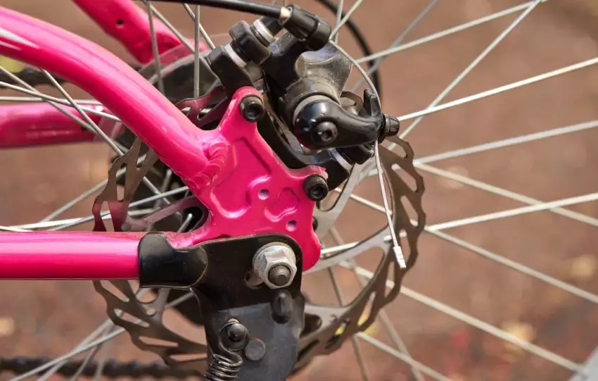 dlaczego hamulce w rowerze piszczą