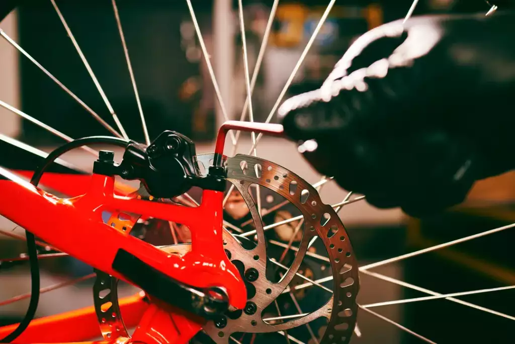 dlaczego hamulce w rowerze piszczą