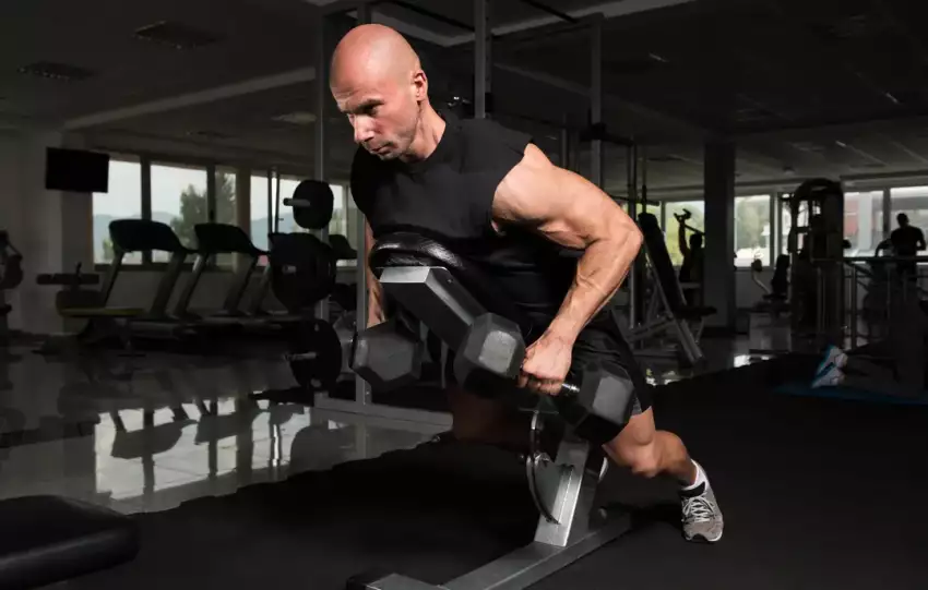 focze wiosłowanie hantlami