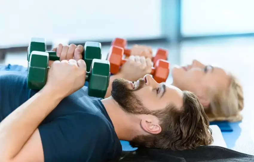 wyciskanie hantli na podłodze