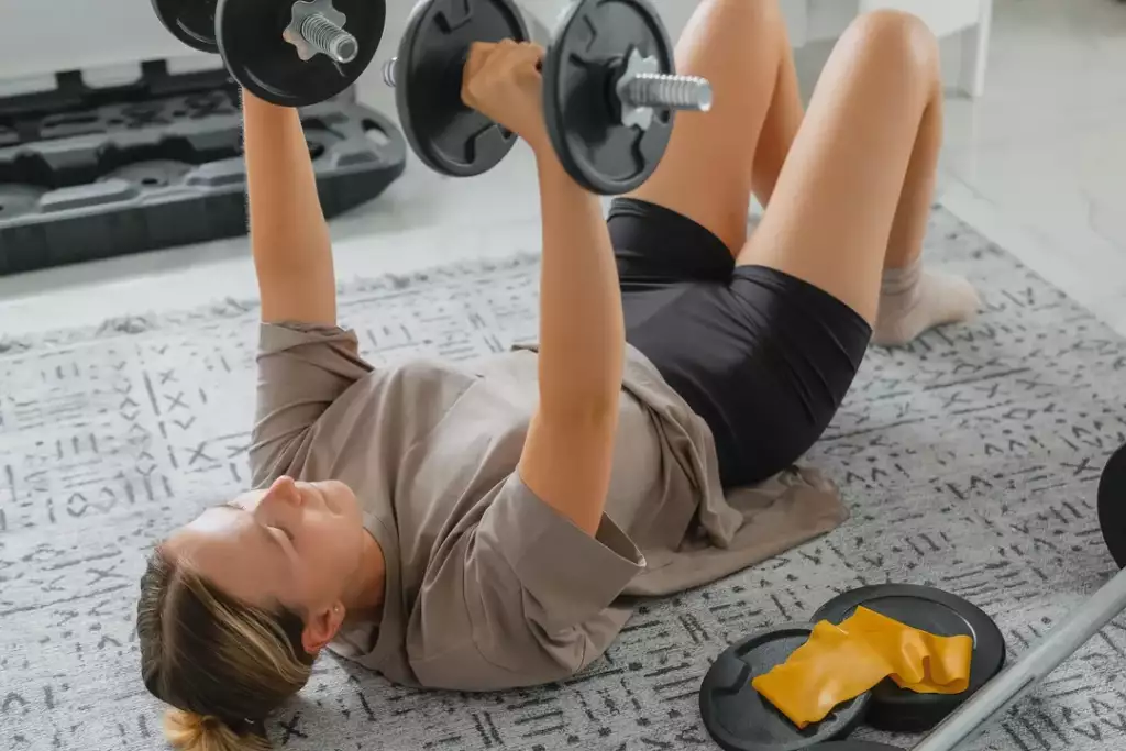 wyciskanie hantli na podłodze