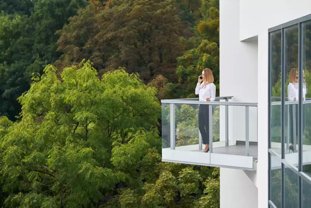 czym osłonić balkon w bloku