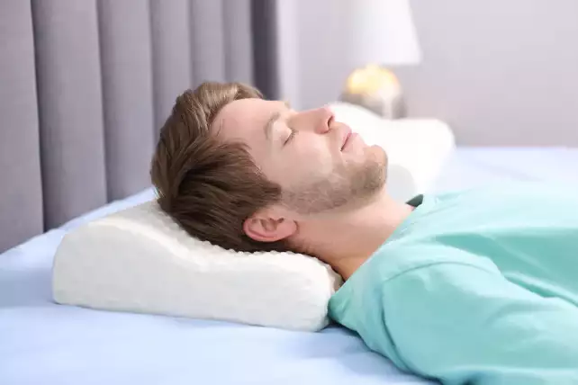 jak spać na poduszce ortopedycznej