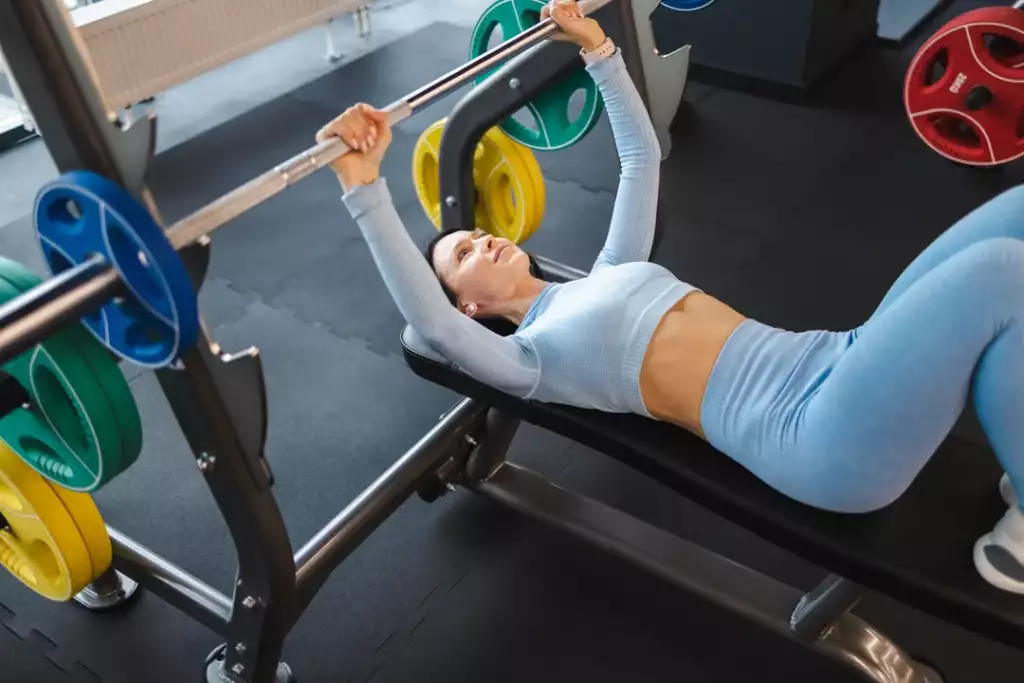 wyciskanie sztangi na ławce poziomej - bench press